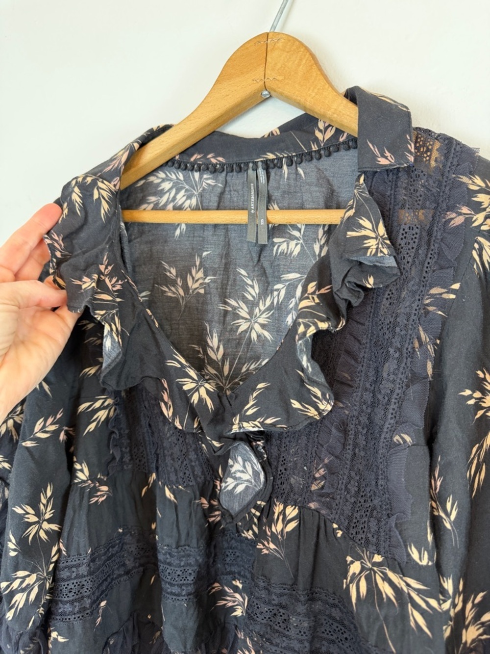 By Anthropologie V-Neck Ruffled Blouse Black Motif Women’s XXS - Picture 6 of 13
